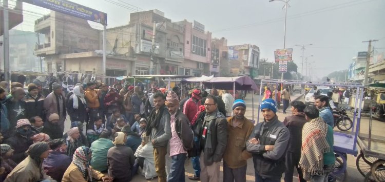 कच्चा बस स्टैंड की व्यवस्थाओं को सुधारने की मांग को लेकर रेहड़ी युनियन ने लगाया जाम, चेयरमैन की समझाइश के बाद खोला जाम