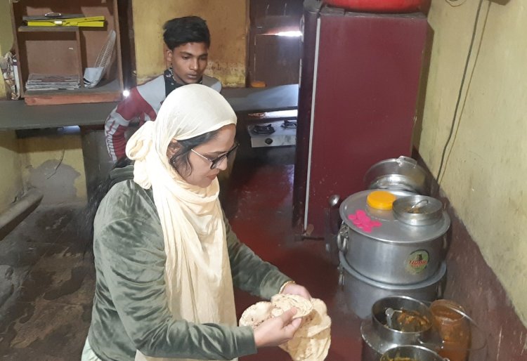 स्कूटी लेकर इंदिरा रसोई पहुंची सभापति को नहीं मिली रोटी.. 