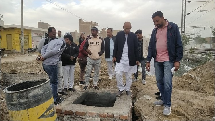 रामनगर बास के पानी निकासी की वर्षों पुरानी समस्या का हुआ निदान,  पालिका अध्यक्ष राजकरण चौधरी ने किया निरीक्षण