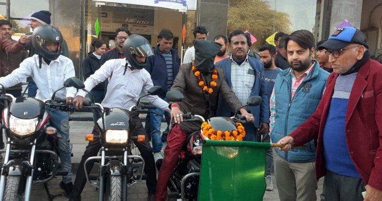 आंखो पर पट्टी बांधकर चलाई बाईक, सड़क सुरक्षा का दिया संदेश