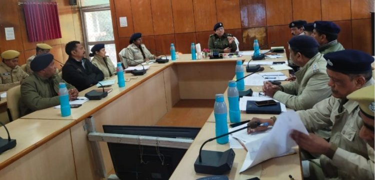 अपराध गोष्ठी के माध्यम से बढ़ते अपराधों में कमी लाने, अपराधियों के खिलाफ सख्त कानूनी कार्यवाही करने के सम्बन्ध में की चर्चा