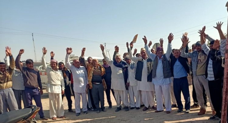 धड़सीसर जीएसएस के आगे 13 गांवों के किसानों ने लगा रखा है सात दिनों से अनिशितकालीन धरना, कम वोल्टेज व बिजली कटौती से चार फीडर के 1420 कृषि कनेक्शन हो रहे हैं प्रभावित