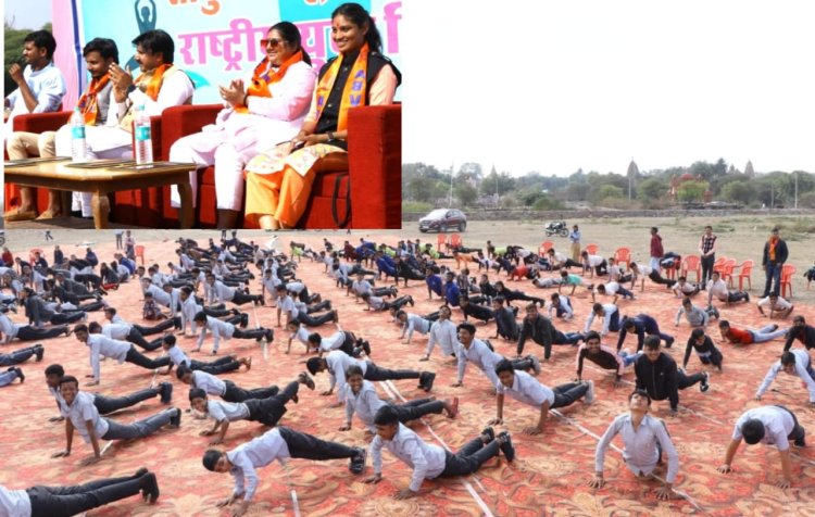 एबीवीपी द्वारा विवेकानन्द जयंती पर  सामूहिक सूर्यनमस्कार व योगाभ्यास का आयोजन