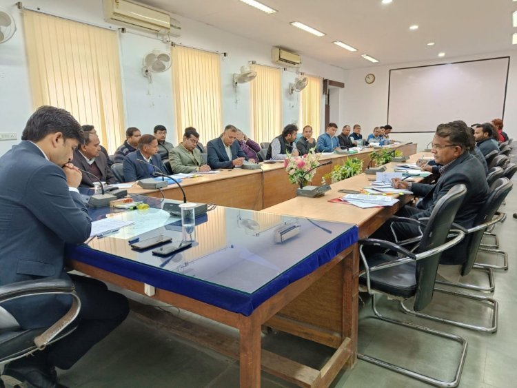 जिला कलक्टर सुरेश कुमार ओला की अध्यक्षता में सोमवार को कलेक्ट्रेट सभागार मंे पानी, बिजली, सड़क, चिकित्सा सहित विभिन्न विभागों के कार्यो की प्रगति समीक्षा बैठक आयोजित हुई।