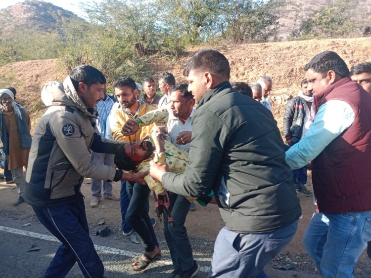 बोलेरो व मोटरसाइकिल में हुई भिड़ंत, दो युवक घायल