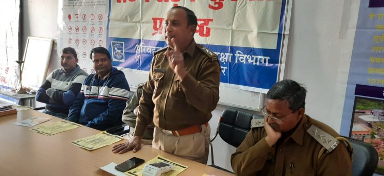 छात्राओं को सड़क सुरक्षा एवं ट्रैफिक नियमो की दी जानकारी