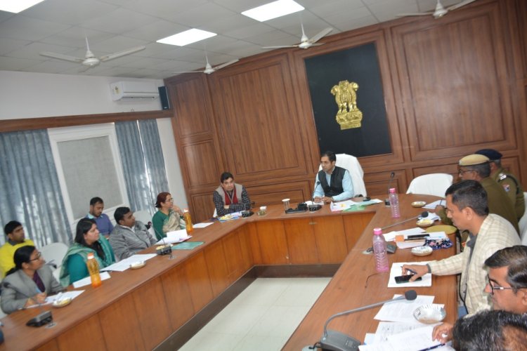 कोचिंग छात्रावासों, कोचिंग मेस, ढाबों, होटलों एवं औद्योगिक इकाइयों में बाल श्रम रोकने हेतु बाल श्रम रोकने हेतु सर्वेक्षण कराकर संबंधित के विरूद्ध कार्यवाही करें- जिलाधिकारी