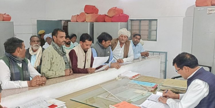 सरसों, गेहूं और चने की फसल में हुए नुकसान का सर्वे करवाने की मांग को लेकर किसानों ने एसडीएम को सौंपा ज्ञापन 