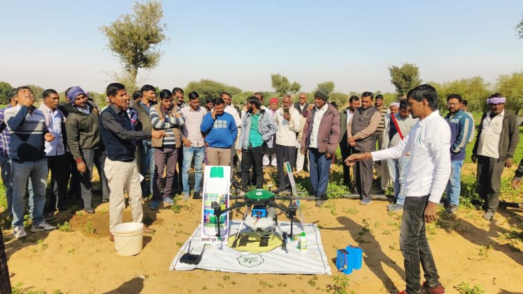 ड्रोन से नैनो यूरिया का फसलों पर किया छिड़काव