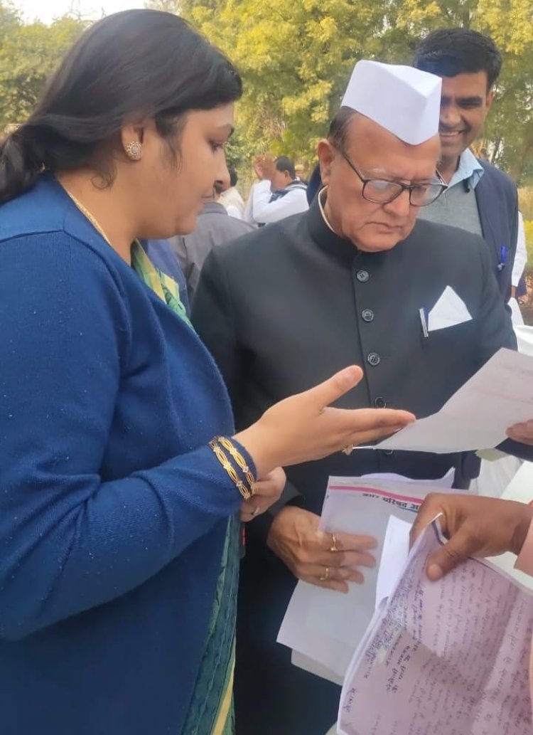 नगर निगम बनाने की मांग को लेकर प्रभारी मंत्री को सौपा ज्ञापन