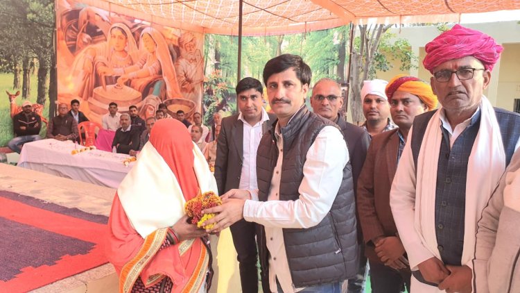 विधायक इंद्राज गुर्जर ने शहीद बुनकर के परिजनों का किया सम्मान