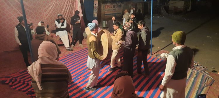 धरना स्थल पर होली के महोत्सव को देखकर डफ का आयोजन 