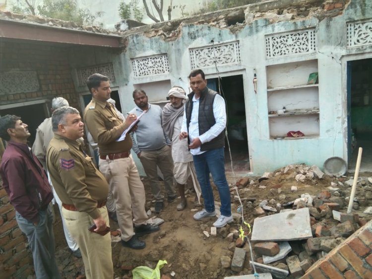 बारिश में बिजली की गर्जना से मकान गिरा