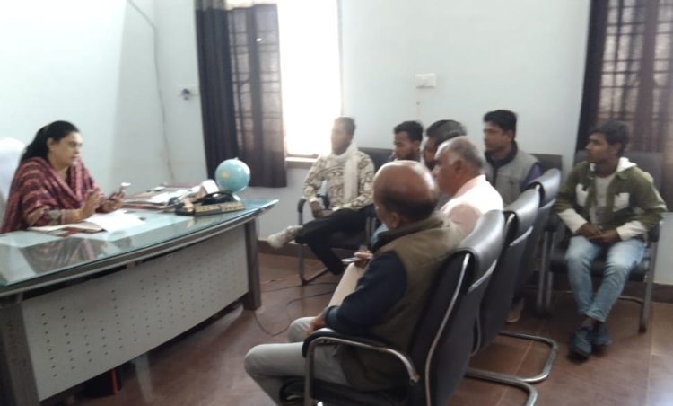 विभिन्न समस्याओं के समाधान की मांग को लेकर उपखण्ड अधिकारी को सौंपा ज्ञापन बिजौलियां(जगदीश सोनी)।कस्बेवासियों द्वारा