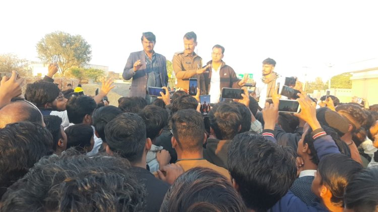 छात्र की आत्महत्या मामले ने पकड़ा तूल, सड़क जाम कर किया प्रदर्शन..
