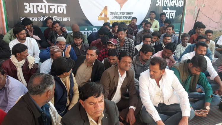 चार शिक्षक सस्पेंड, धरना रहा जारी