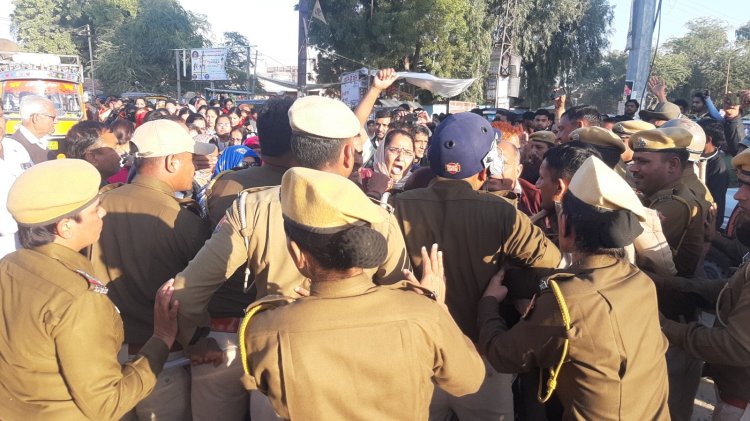 कर्मचारियों की पुलिस के साथ हुई झड़प,