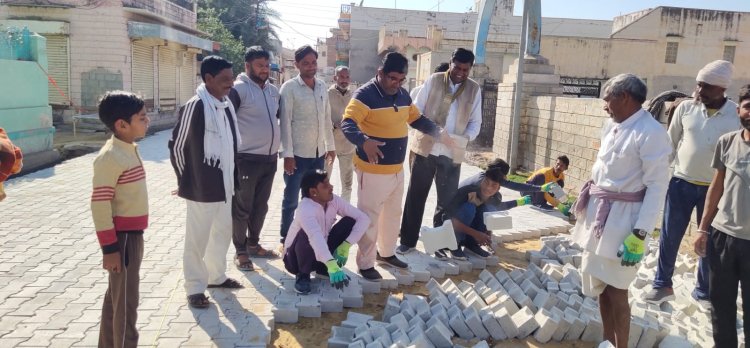 48 लाख रुपए की लागत से बन रही सड़क का जनप्रतिनिधियों ने निरीक्षण किया