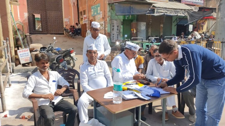 आम आदमी पार्टी के कार्यकर्ताओं ने शुरू किया सदस्यता अभियान, गांधी चौक पर चलाया सदस्यता अभियान