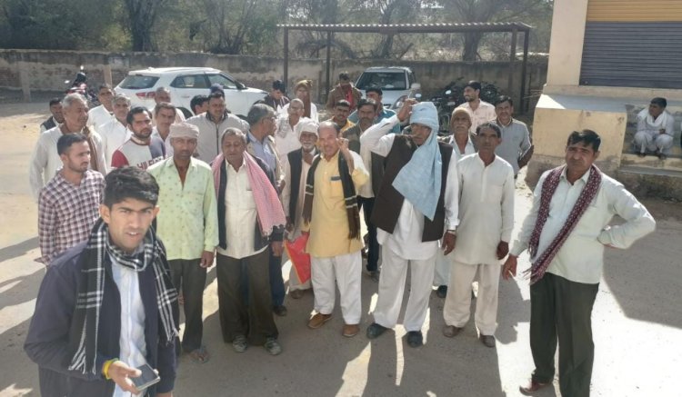 एसडीएम कार्यालय में ग्रामीणों ने नष्ट फसलों का सर्वें करवाने की मांग को लेकर किया प्रदर्शन, एसडीएम को सौंपा ज्ञापन