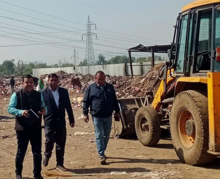 आयुक्त ने बैठक में अधिकारियों और कर्मचारियों को किया निर्देशित