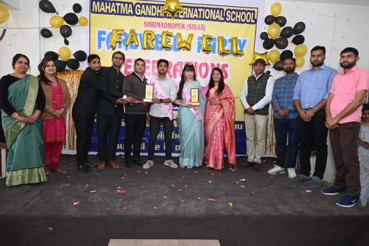 मिस फेयरवेल कुमारी याशिका जांगीड़ (कला संकाय) एवं मिस्टर फेयरवेल मुनेश यादव (वाणिज्य संकाय) को चुना गया।