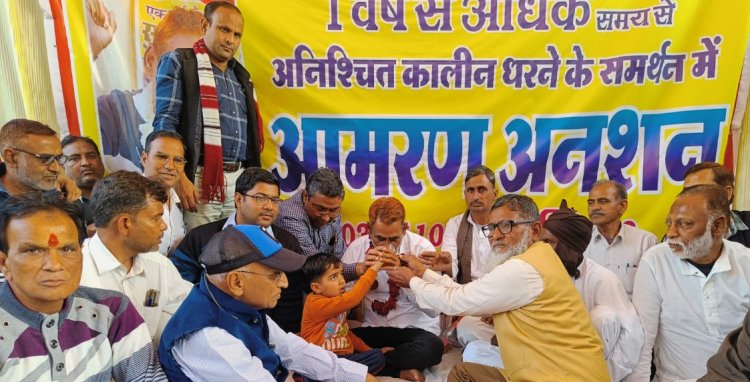 आठवें दिन अनशन किया स्थगित, तहसीलदार ने पिलाया जूस