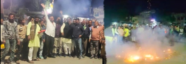 कांग्रेसियों भाजपा ने बजट का आतिशबाजी कर स्वागत किया