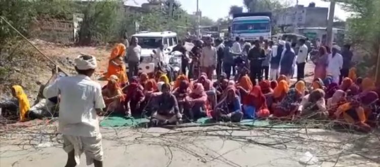 नवरंगपुरा पंचायत के लिए किए बोरिंग को तेवड़ी पंचायत में जोड़ने से ग्रामीणों में आक्रोश