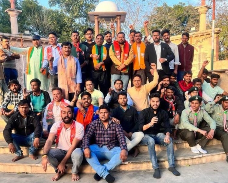पुलवामा हमले की बरसी पर शहीदों को किया नमन शाहिद स्मारक पर पुष्प अर्पित कर की काव्यांजलि सभा