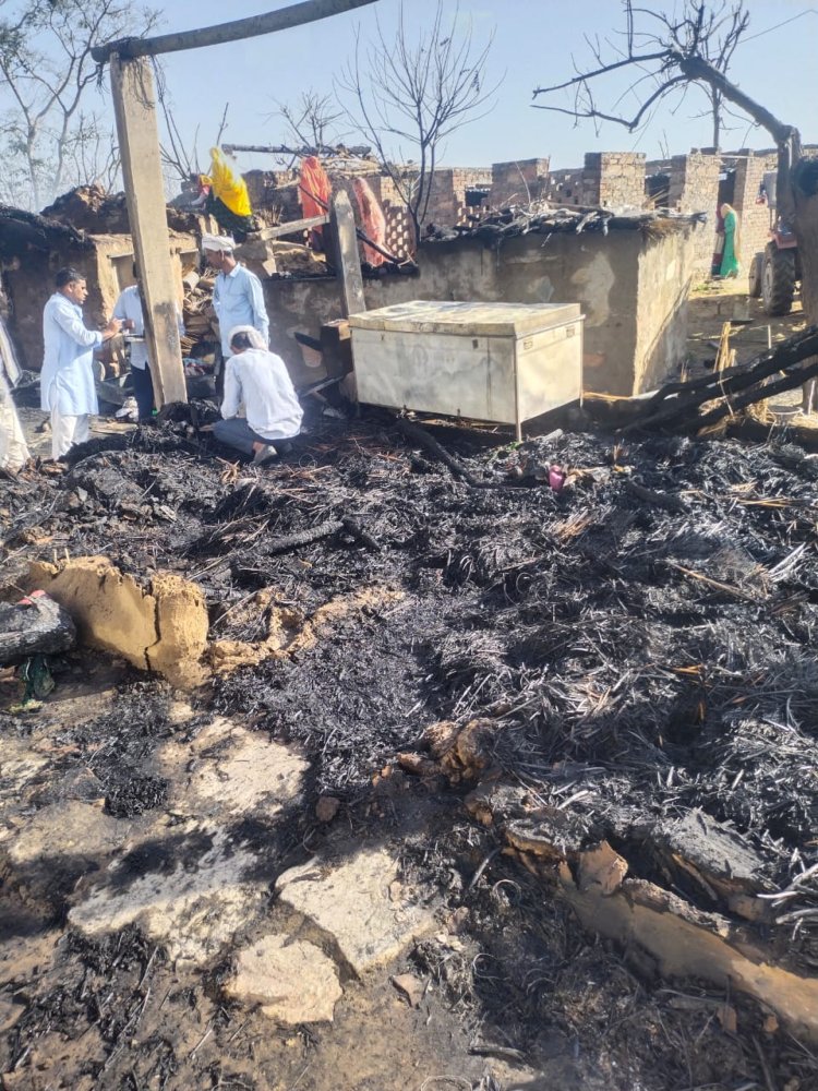 अज्ञात कारणों के चलते आगजनी की घटना में दो परिवारों के घरेलू सामान सहित नगदी जलकर हुई खाक