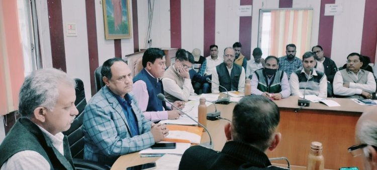 सीईओ ने कर्मचारियों के साथ की विकास कार्यों को लेकर समीक्षा बैठक, लापरवाही बरती तो मिलेगा नोटिस