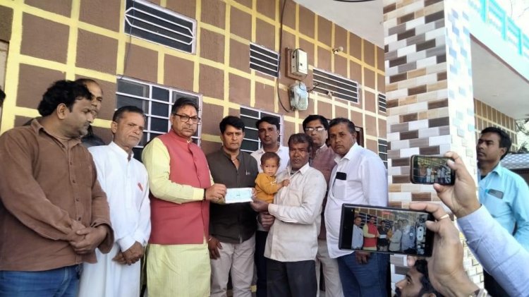 दुर्घटना में माता-पिता को खो चुकी बच्ची को भाजपा प्रदेशाध्यक्ष सतीश पुनिया और विधायक रामलाल शर्मा ने दी आर्थिक सहायता