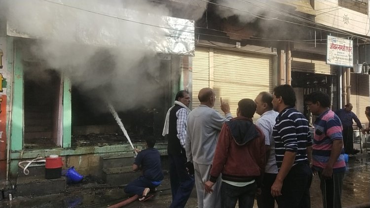घंटाघर के पास स्थित किराणा की दुकान में लगी भयानक आग, दो दमकलो की सहायता से आग पर पाया काबू