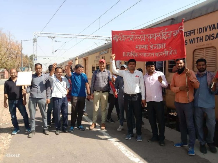 पुरानी पेंशन बहाली के लिए किया विरोध प्रदर्शन