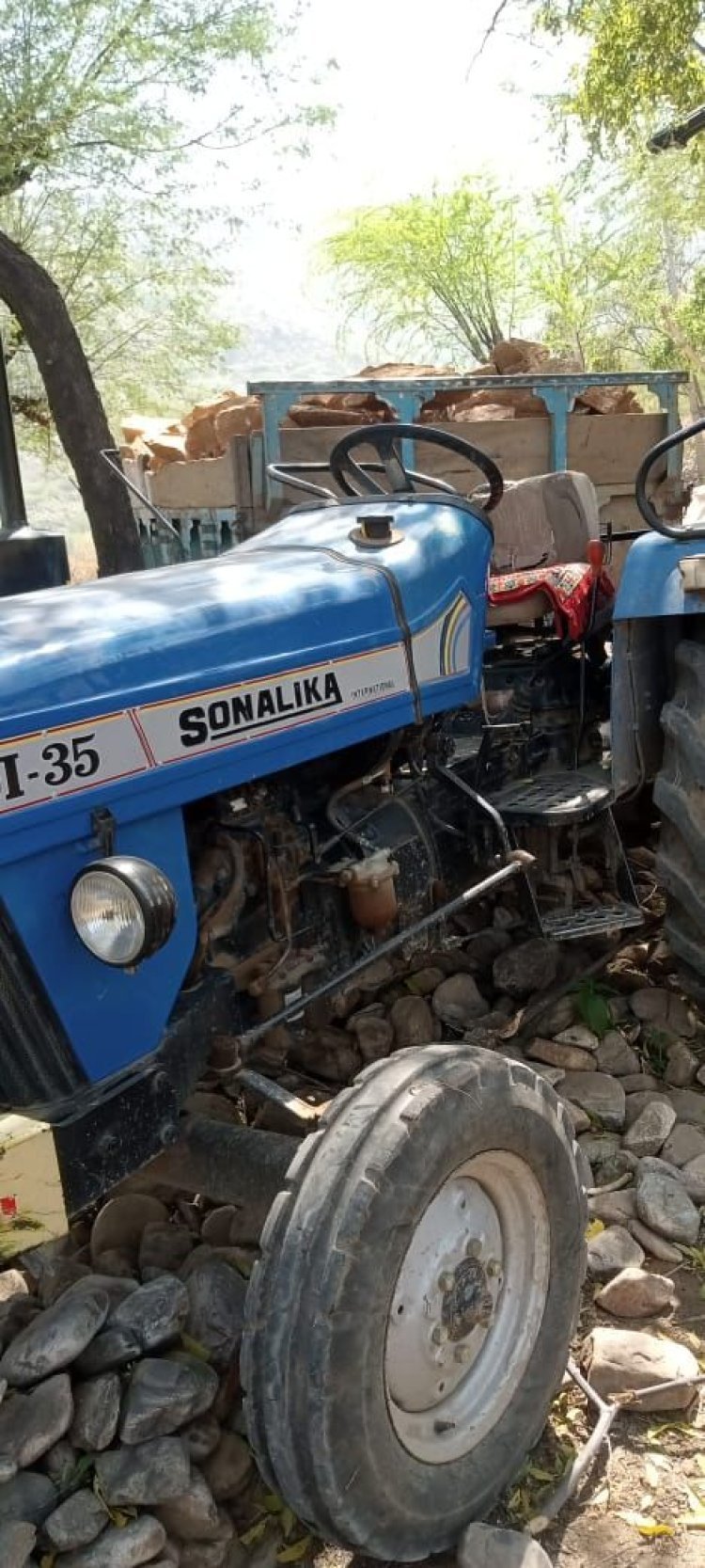 अवैध चेजा पत्थर से भरी टैक्टर ट्राली को वन विभाग की टीम ने किया जब्त,टेक्टर चालक को किया गिरफ्तार...