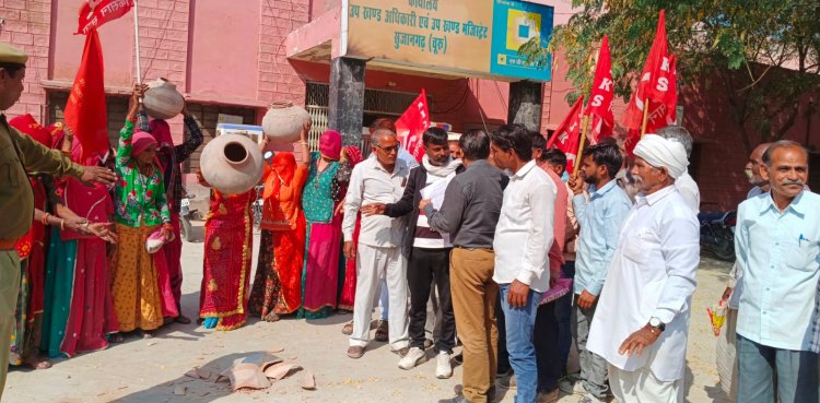 महिलाओं ने किया मटकाफोड़ प्रदर्शन