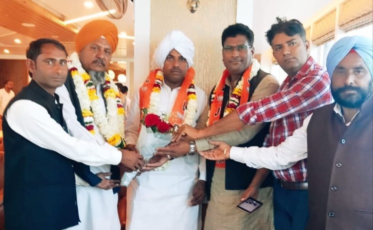 गुलदस्ता भेंट कर किया आभार व्यक्त