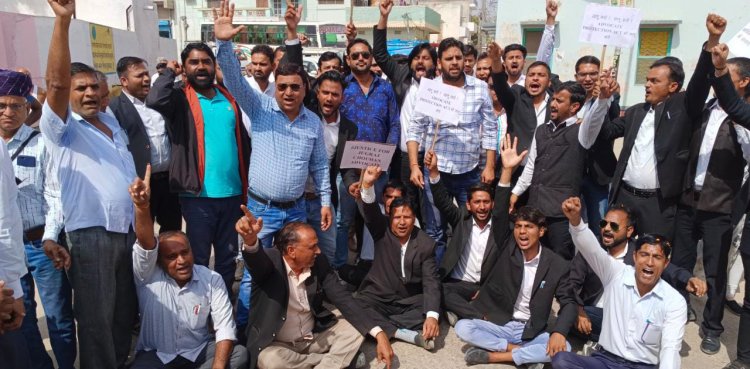 वकीलों ने विरोध प्रदर्शन कर निकाली रैली