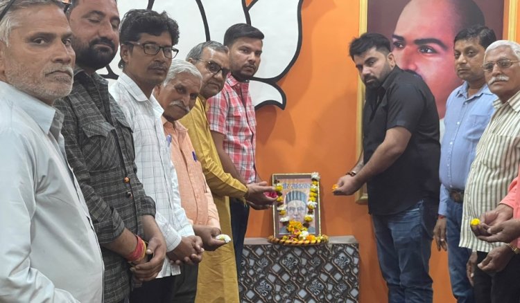 सावरकर को अर्पित की श्रद्धांजली