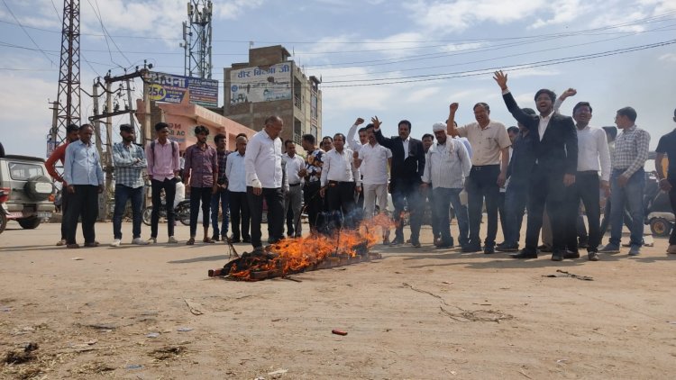एडवोकेट प्रोटेक्शन लागू करने की मांग को लेकर वकीलों का धरना 9 दिन भी जारी, मुख्यमंत्री का पुतला जलाकर अधिवक्ताओं ने किया विरोध प्रदर्शन
