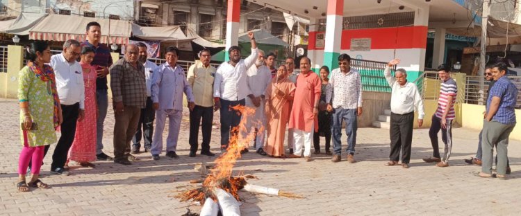 मुख्यमंत्री का पुतला फूंककर की नारेबाजी