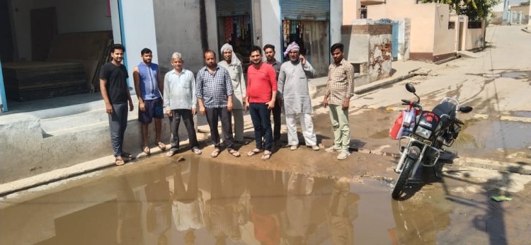सड़क पर पड़ा गंदा पानी, लोगों का घर से बाहर निकलना हुआ दुश्वार