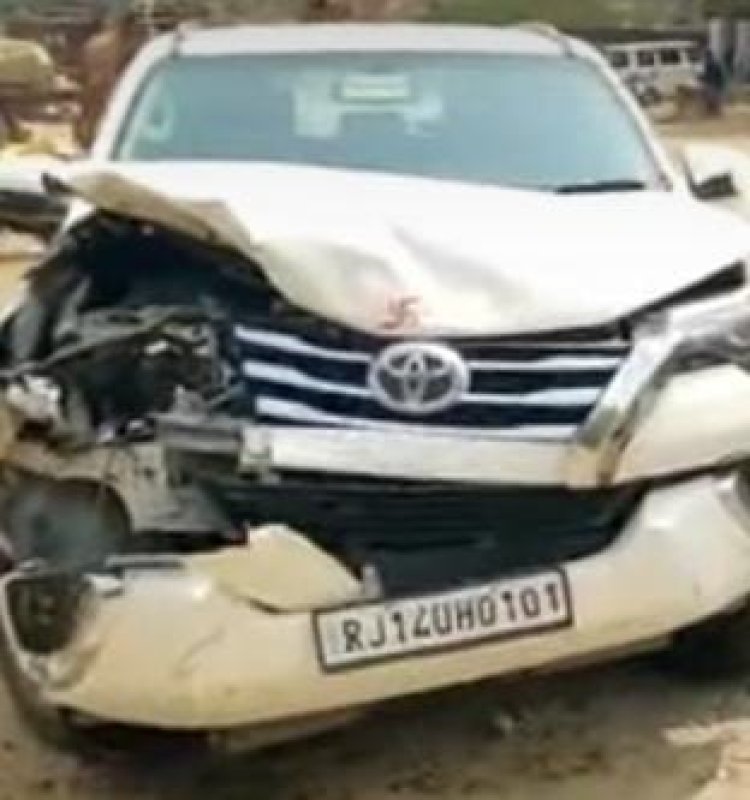 नवलगढ़ विधायक डॉ. राजकुमार शर्मा की गाड़ी हुई क्षतिग्रस्त