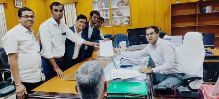 मुख्यमंत्री के नाम जिला कलेक्टर को दिया ज्ञापन
