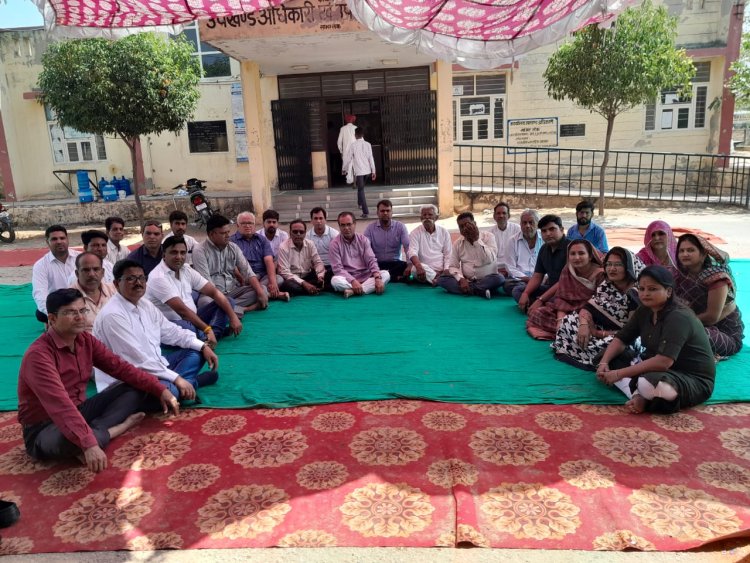 भाजपा नें फुलेरा सांभर को जिला बनाने के लिए उपखण्ड कार्यालय पर दिया धरना