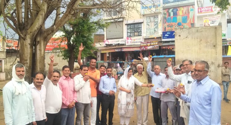 भाजपा प्रदेश अध्यक्ष सीपी जोशी को बनाए जाने पर कार्यकर्ताओं ने बांटी मिठाईयां
