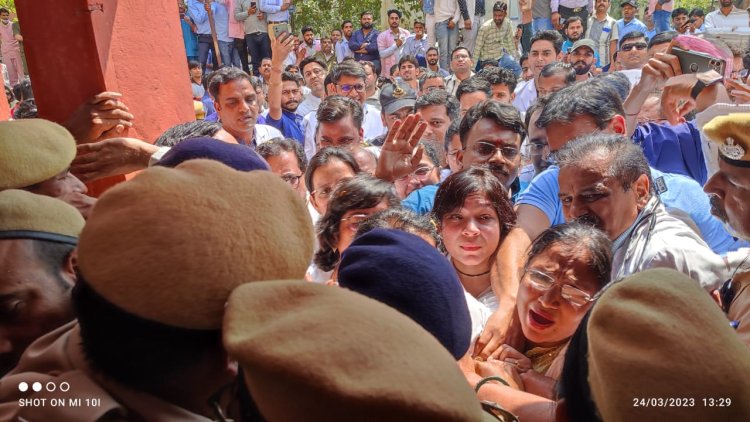 डॉक्टर्स कलक्ट्रेट पहुंचे, किया विरोध प्रदर्शन - कलक्टर ने हॉस्पिटल की चाबी नहीं ली तो नाराज हुए डॉक्टर