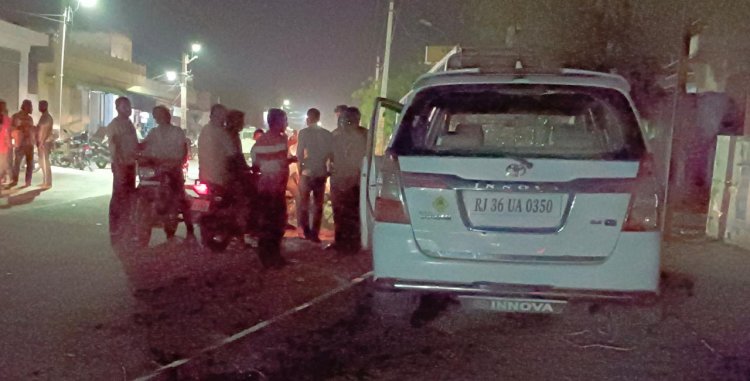 लहराती कार से पांच लोग हुए घायल 