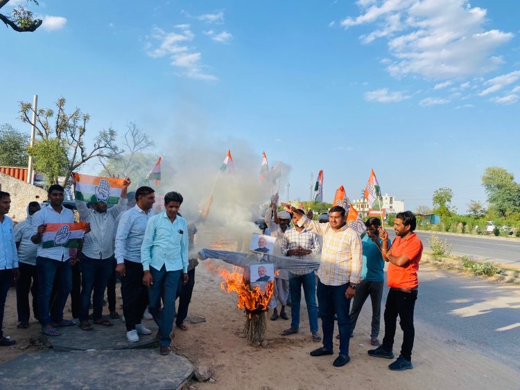 कांग्रेस कार्यकर्ताओं ने प्रधानमंत्री का फूंका पुतला, जमकर की नारेबाजी